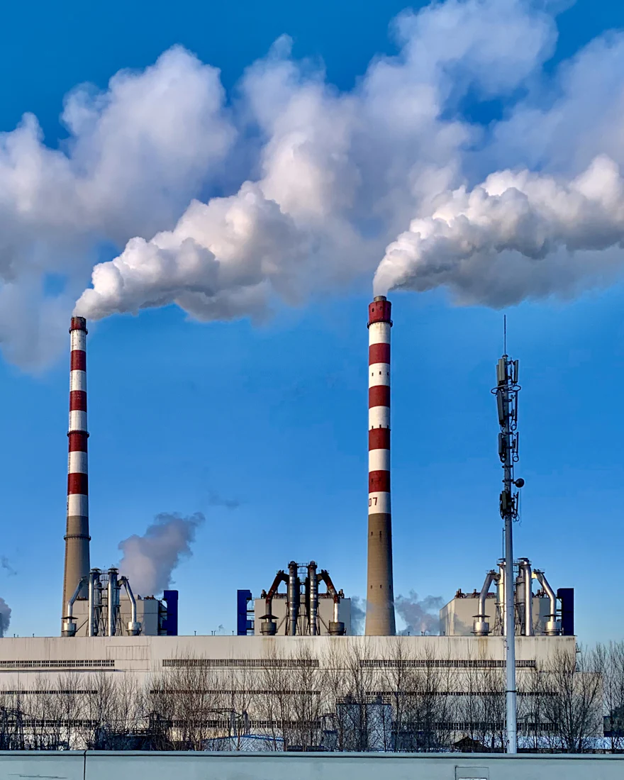 Chaminés industriais emitindo vapor