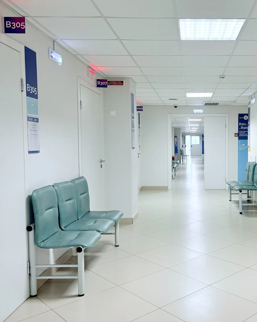 Corredor de hospital com bancos de espera