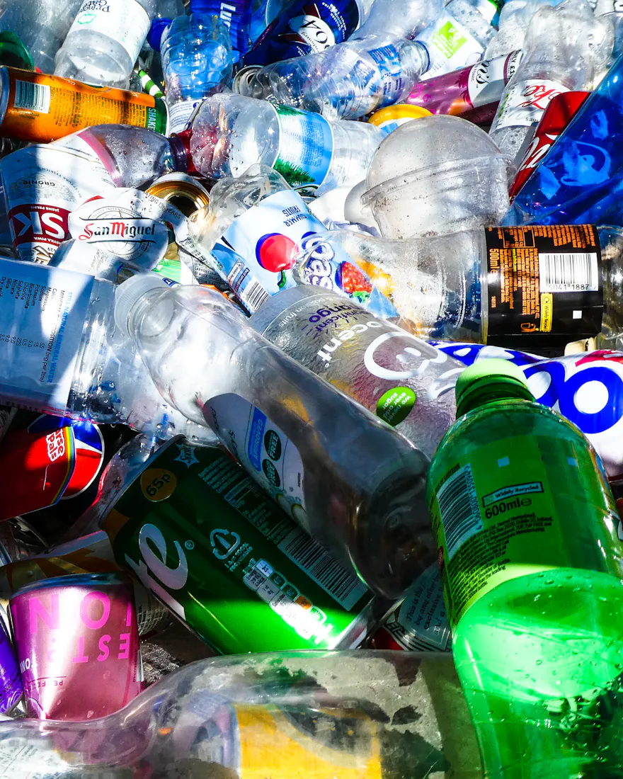 Garrafas plásticas e latas separadas para reciclagem